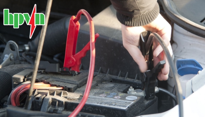 Nguy&ecirc;n nh&acirc;n b&igrave;nh ắc quy ch&aacute;y nổ do chạm mạch