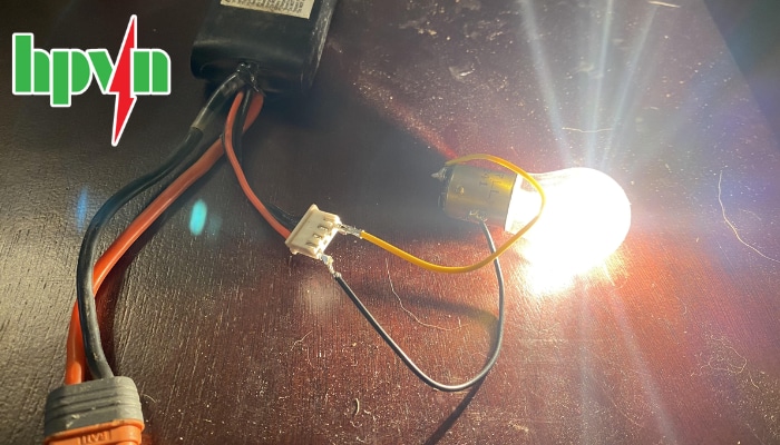 C&aacute;ch xả b&igrave;nh ắc quy bằng b&oacute;ng đ&egrave;n